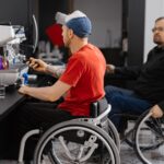 Dwaj mężczyźni na wózkach pracują razem w kawiarni