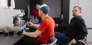 Dwaj mężczyźni na wózkach pracują razem w kawiarni