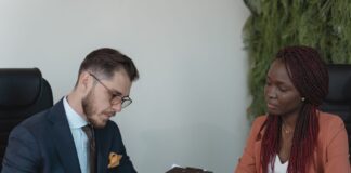 Czy mówić o niepełnosprawności w CV i na rozmowie rekrutacyjnej porady Kobieta rozmawia z mężczyzną podczas rozmowy kwalifikacyjnej w biurze