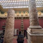 Klasyczne kolumny w reprezentacyjnym wnętrzu muzeum
