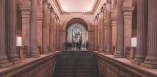 Niepełnosprawność a dziedzictwo kulturowe: jak opowiadać historię miejsc w sposób naprawdę inkluzywny Monumentalne schody i kolumny we wnętrzu nowojorskiego muzeum sztuki