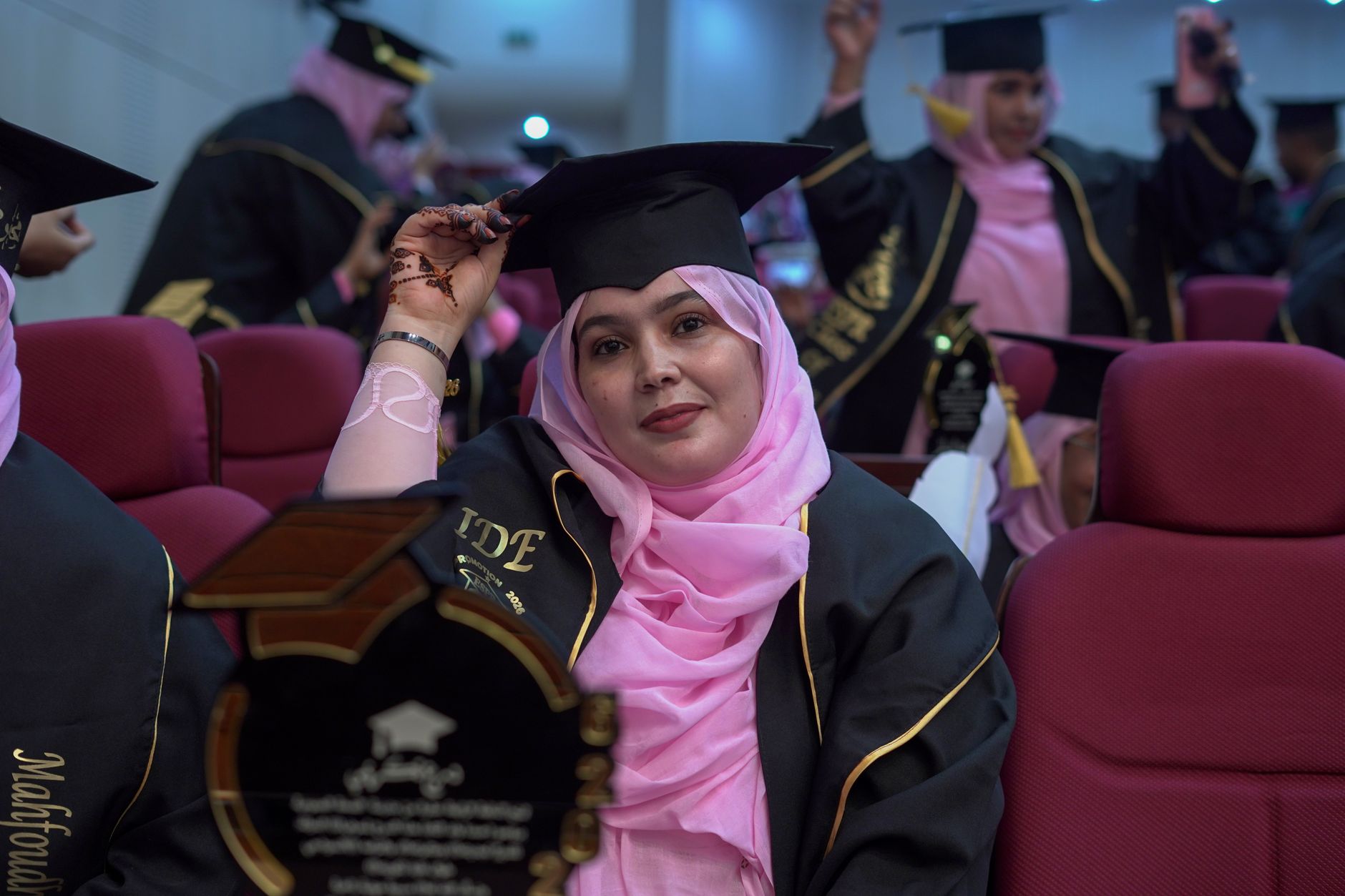 Zróżnicowani studenci w togach i biretach podczas ceremonii graduacji