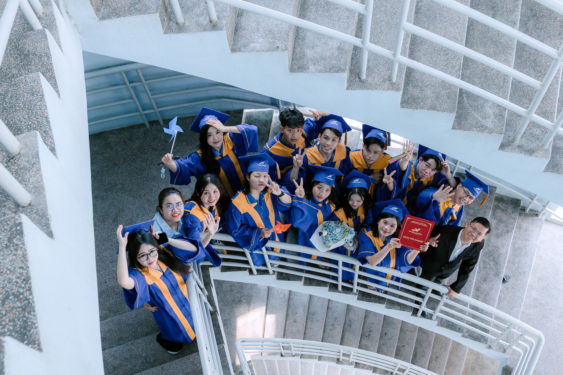 Zróżnicowani studenci w togach i biretach podczas ceremonii graduacji