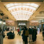 Zwiedzający przy ekspozycji w muzeum sztuki w Toronto